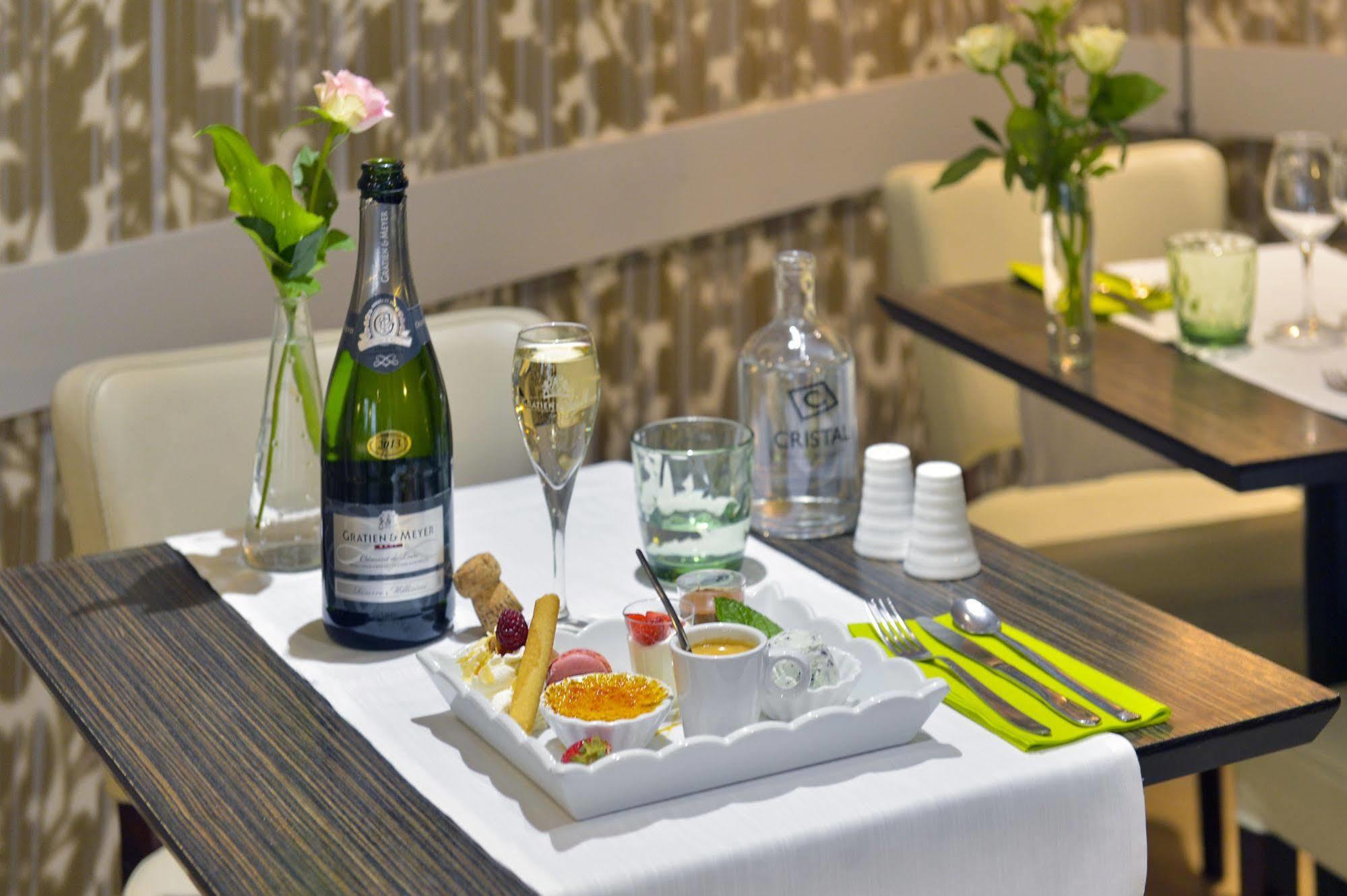 סומור Cristal Hotel Restaurant - Logis Hotels מראה חיצוני תמונה