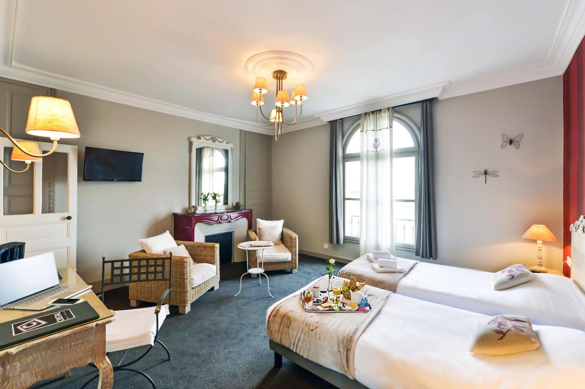 סומור Cristal Hotel Restaurant - Logis Hotels מראה חיצוני תמונה